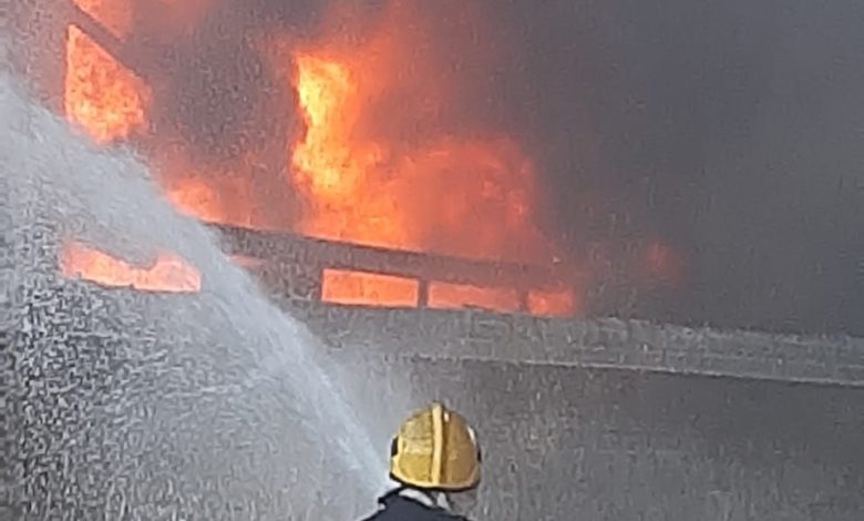 اخماد حريقاً اندلع في مخزن للحبيبات البلاستيكية والاسفنج في منطقة عويريج 7 E1D14372 6687 4F97 8A1B 7772407FC584