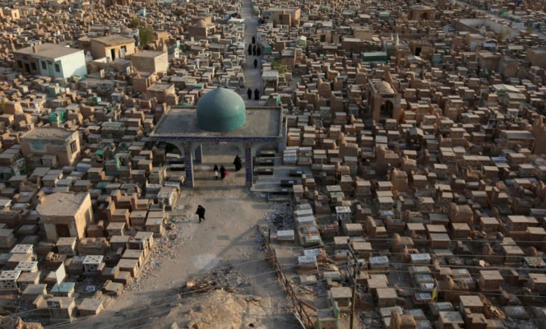 المقابر تجمع شتات عوائل مزقتها سنوات الدم في أول أيام عيد الأضحى بالعراق 1 manar 03969670015004483667