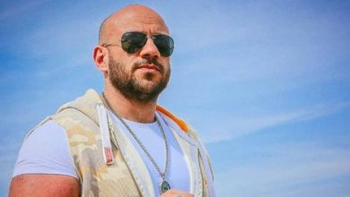 أحمد مكي يقبل غرابا.. طاقة إيجابية وحب غير مشروط" 5 127 104425 ahmed makki kissing crow 700x400