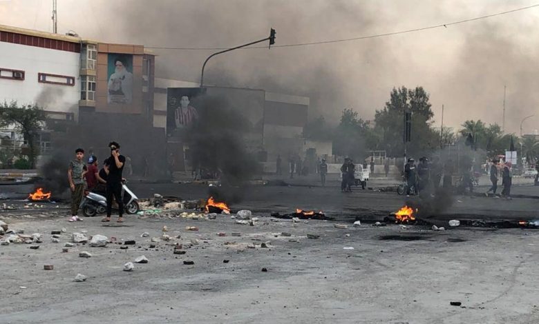 متظاهرون يغلقون تقاطع البهو وجسر النصر في الناصرية 1 16582021 PHOTO 2021 08 05 17 56 26 1 0