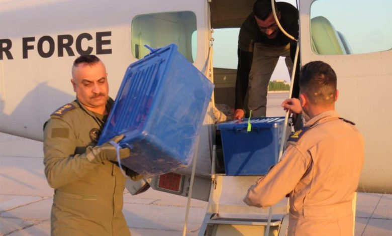 نقل موظفي المفوضية وصناديق الإقتراع جواً إلى بغداد (صور) 11 3F9C8464 8046 485C 8CD6 64E0CC7186D9