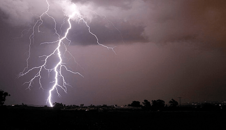 صاعقة تضرب منزلا وتخلف حريقا بمزرعته في كركوك 1 8215F2D5 9EF8 46FE B411 341D6B8A6D85