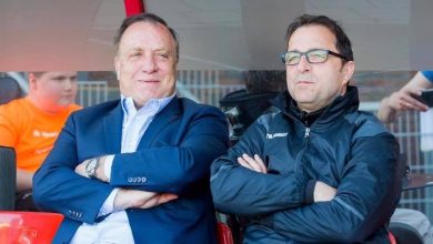 المدرب الهولندي ديك ادفوكات ومساعدة