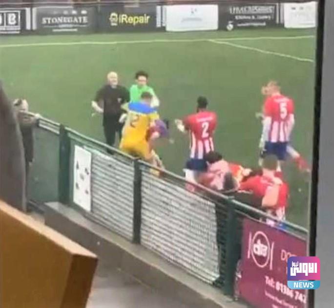 لاعب كرة قدم يستعرض مهاراته في الملاكمة على وجه الفريق الخصم 1 1 1489743