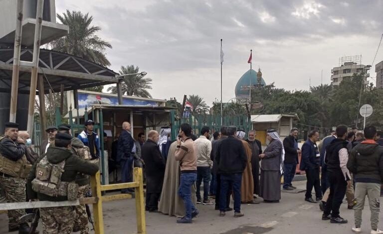 عمّال بالأجر اليومي يتجمعون أمام مبنى أمانة بغداد للمطالبة بصرف رواتبهم المتأخرة 1 BD12C7C7 258C 4114 8B5C D76B1901F5DE