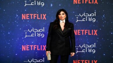 127 163431 nadine labaki takes off shoes 700x400