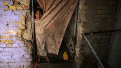 162012022 طفلة عراقية في أحد البيوت الفقيرة. تصوير أحمد الربيعي AFP 1024x691 1