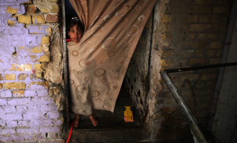 162012022 طفلة عراقية في أحد البيوت الفقيرة. تصوير أحمد الربيعي AFP 1024x691 1