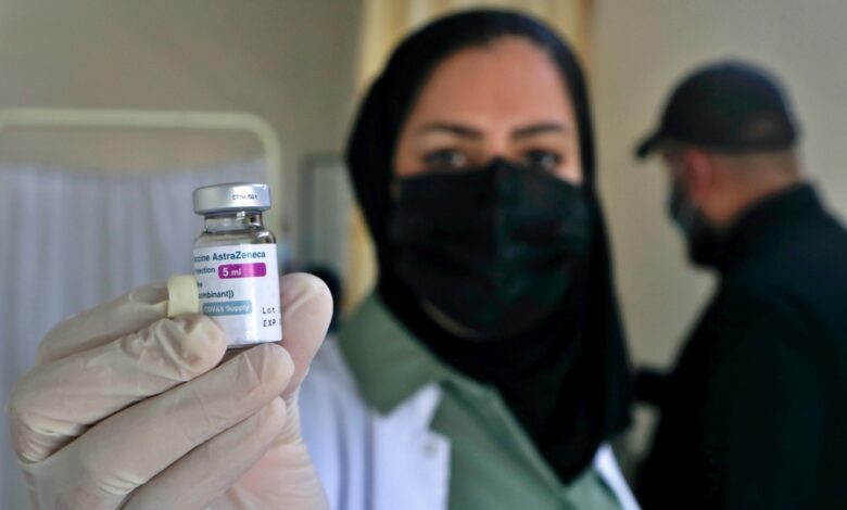 الصحة تكشف عن وفرة بلقاحات كورونا وارتفاع بأعداد المطعمين 1 51612022 AP21087328625868 scaled 1