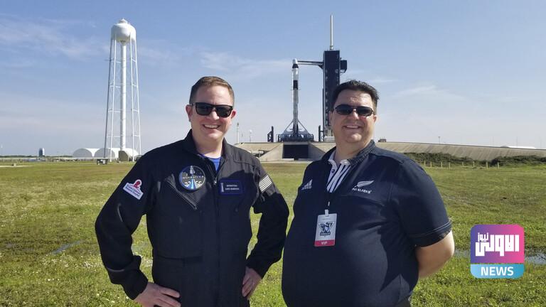 أمريكي يفوز برحلة إلى الفضاء ويتنازل عنها لصديقه 1 61f25c51423604624761ad81 ١