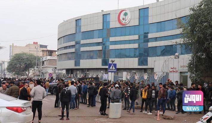 للمطالبة بصرف مستحقاتهم.. المتعاقدون مع صحة البصرة يواصلون اغلاق مبنى الدائرة لليوم الثاني 1 91112022 81112022101984 Untitled 1