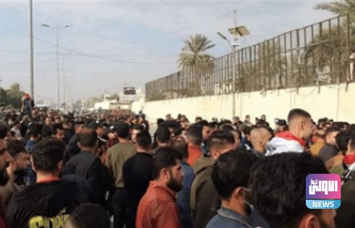 خريجون يقطعون شارع التربية في ديالى 1 IMG 20220116 WA0002
