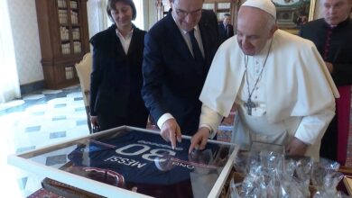 100 181525 messi shirt pope vatican 3