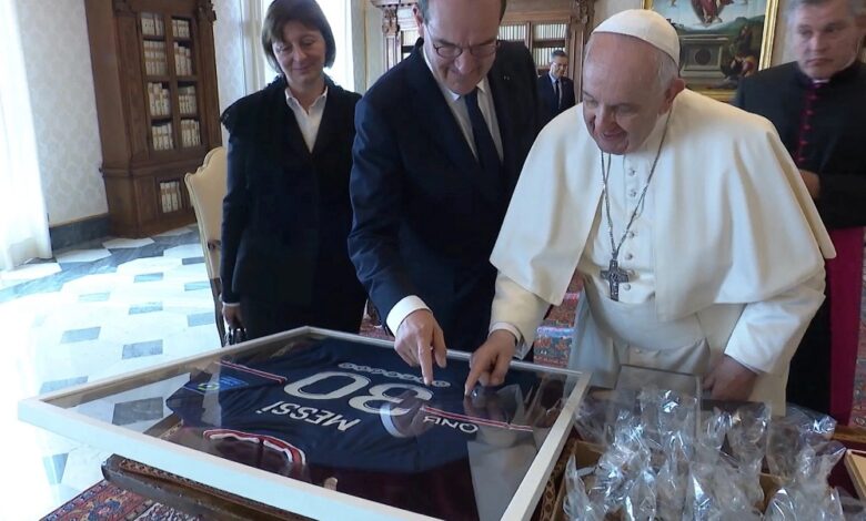 100 181525 messi shirt pope vatican 3