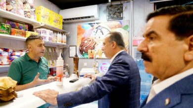 بالصور.. الكاظمي يجري جولة في أسواق قضاء المحمودية ببغداد 2 IMG 20220404 201455 832