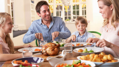 178925 family eating