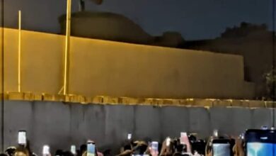 محتجون ينزلون العلم التركي من مبنى السفارة التركية وسط بغداد 2 2027A813 5D1F 4DC7 8889 1BC81EBB746B