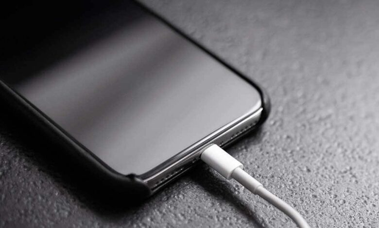 خطأ قاتل يقضي على بطارية هواتف الآيفون