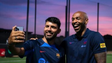 هنري وأجويرو يزوران معسكر برشلونة