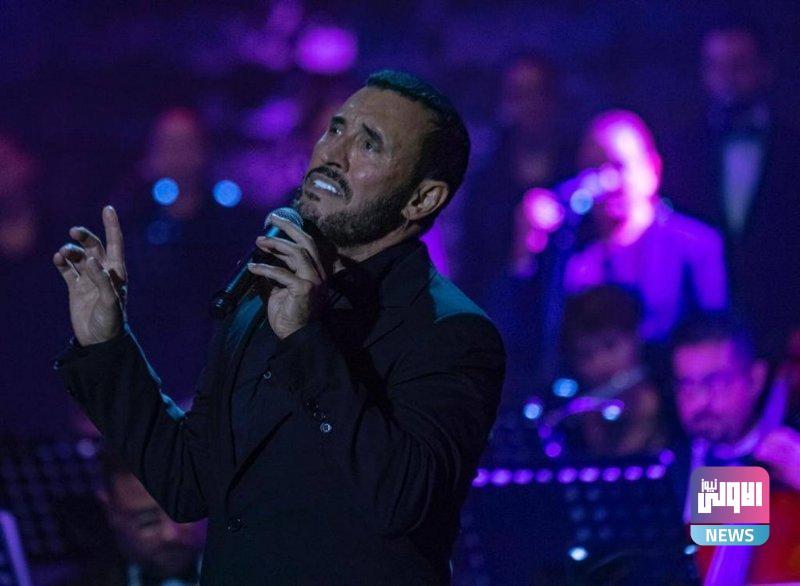 معجبة تقتحم مسرح حفل لكاظم الساهر في دار الأوبرا وتحتضنه وسط تفاعل من الجمهور (فيديو) 1 8348371 2049264866