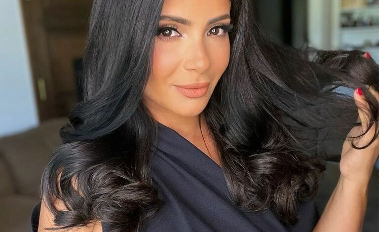 منى زكي عن أسرتها: "بنخاف من يونس.. وحلمي مش بيجيب طلبات" 5 135 131802 mona zaki family 2