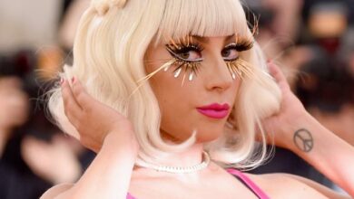 173 183403 lady gag look black claw hand 700x400