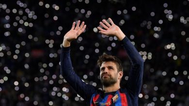 بيكيه يودع جمهور برشلونة بالدموع