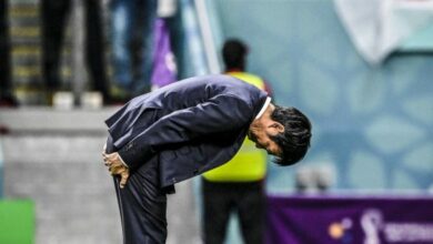 مدرب اليابان يعتذر للجمهور بلقطة جميلة