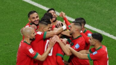 لاعب المغرب يحتفل بالانتصار بعلم فلسطين ورمز الحرية
