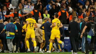 رئيس إسبانيول يدين اعتداء الجماهير على برشلونة 4 جماهير إسبانيول تقتحم ملعب المباراة وتهاجم لاعبي برشلونة