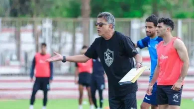 أوسوريو يمنح تعليمات خاصة لشيكابالا في تدريات الزمالك.jpg