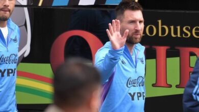 بسبب رونالدو.. مشجع يثير غضب ميسي 3 653f46244236045ce7706c8c